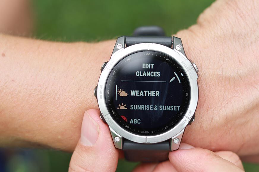 Man sieht die Wetterfunktion auf der Garmin Fenix 7 Outdoor Smartwatch.
